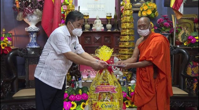 Trà Vinh: Bí thư Thành ủy thăm, chúc mừng lễ Sen Đôn-ta năm 2021