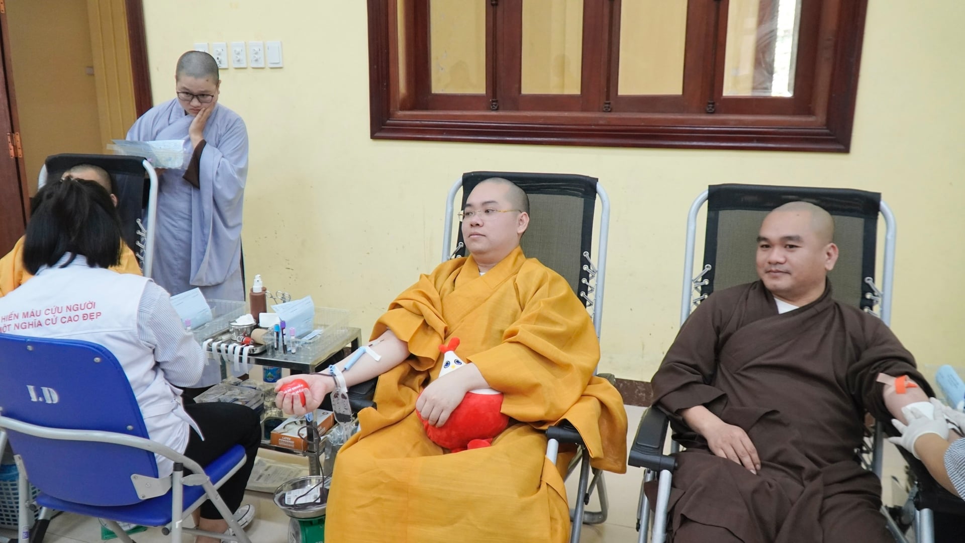 Tăng Ni sinh Học viện PGVN tại Hà Nội hiến máu, ủng hộ lũ lụt 6