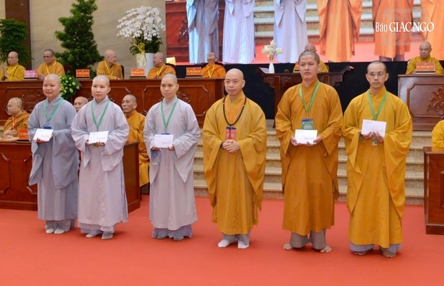 Trao học bổng của Ban Giáo dục Phật giáo TP.HCM đến các nghiên cứu sinh tiến sĩ