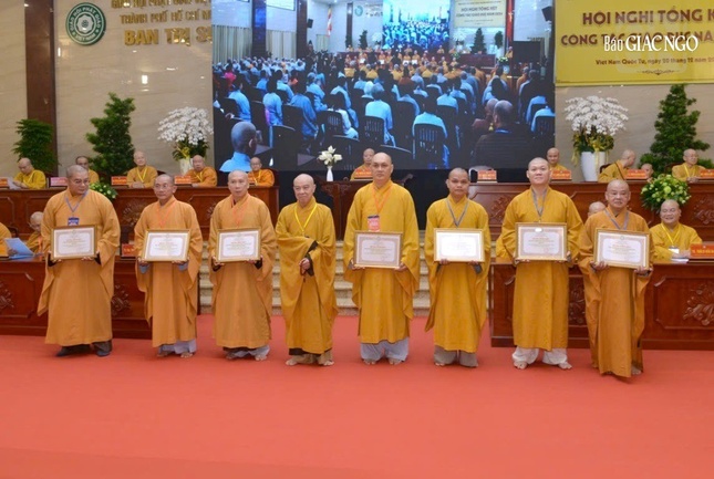 Hòa thượng Thích Nhựt Hỷ tặng Bằng công đức cho các tập thể