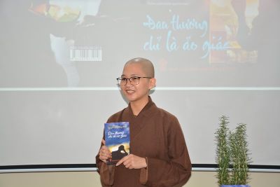 Học viện PGVN tại Hà Nội: Ra mắt cuốn Tản văn độc đáo “Đau thương chỉ là ảo giác”