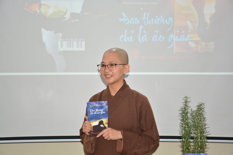 Học viện PGVN tại Hà Nội: Ra mắt cuốn Tản văn độc đáo “Đau thương chỉ là ảo giác”