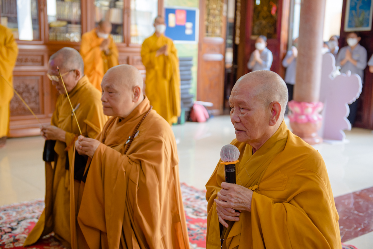 Hòa thượng Chủ tịch dâng hương tưởng niệm Quốc sư Phước Huệ và Đại lão Hòa thượng Thích Bảo An