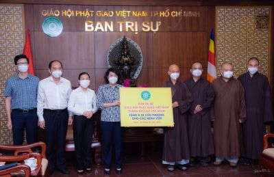 Phật giáo TP HCM tiếp tục tặng xe cứu thương cho bệnh viện tuyến đầu