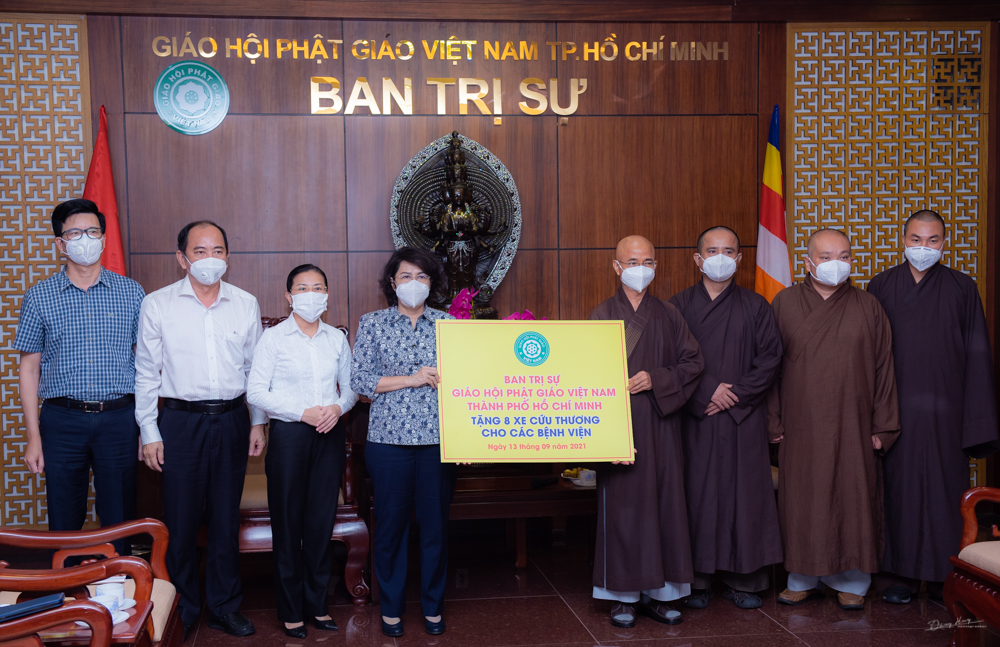 Phật giáo TP HCM tiếp tục tặng xe cứu thương cho bệnh viện tuyến đầu