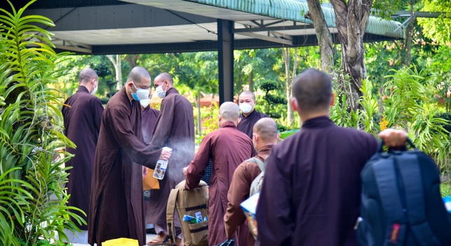 Học viện Phật giáo VN tại TP.HCM và Huế đón Tăng Ni sinh viên trở lại nội trú, học trực tiếp ảnh 7