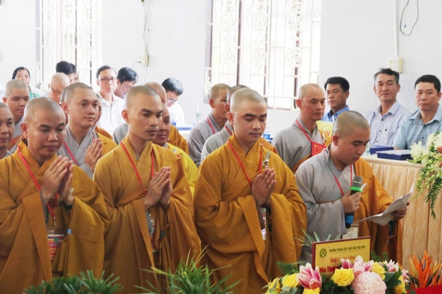 Đại diện Tăng Ni sinh dâng lời tác bạch