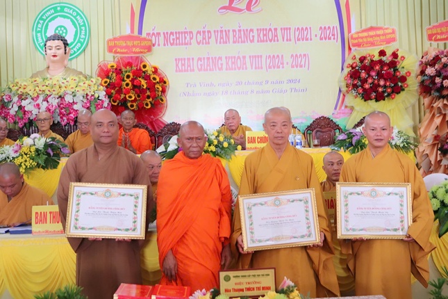 Hòa thượng Thạch Sok Xane trao Bằng tuyên dương công đức đến tập thể, các nhân