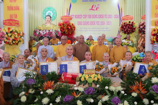 Ban Giám hiệu Trường Trung cấp Phật học tỉnh Trà Vinh khen thưởng Tăng Ni sinh đạt thành tích cao trong học tập