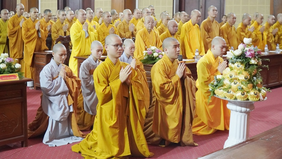 Đại diện Tăng Ni hành giả an cư trường hạ Sóc Thiên Vương dâng lời cầu thỉnh chư tôn đức khai giảng Vô thượng Đại thừa Pháp bảo