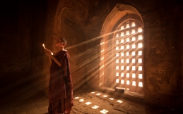 Nhân cách mình tăng lên được là do biết kính người đáng kính