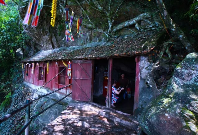 Chùa Một Mái tuy nhỏ, trông đơn sơ mộc mạc nhưng ẩn chứa trong đó là cả một giá trị lịch sử to lớn. Với lối kiến trúc độc đáo tựa vào vách núi giữa lưng trời, ngôi chùa càng khiến nơi non thiêng Yên Tử thêm đặc biệt.