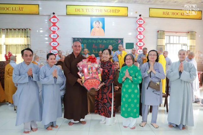 Thượng tọa Thích Quảng Huy đại diện Ban Chủ nhiệm tặng quà tri ân Ban Bảo trợ