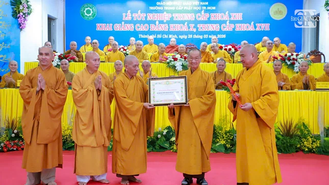 Tập thể Ban Giám hiệu Trường Trung cấp Phật học TP.HCM nhận Bằng tuyên dương công đức của Hội đồng Trị sự GHPGVN