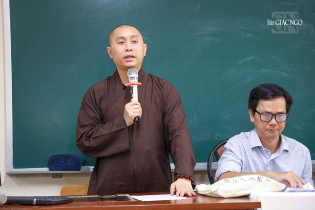 Đại đức Thích Giác Thọ, Trưởng phòng Hành chánh Học viện thông báo nội quy lớp học