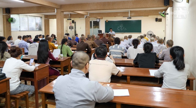 Các học viên tham dự buổi học đầu tiên sau lễ khai giảng