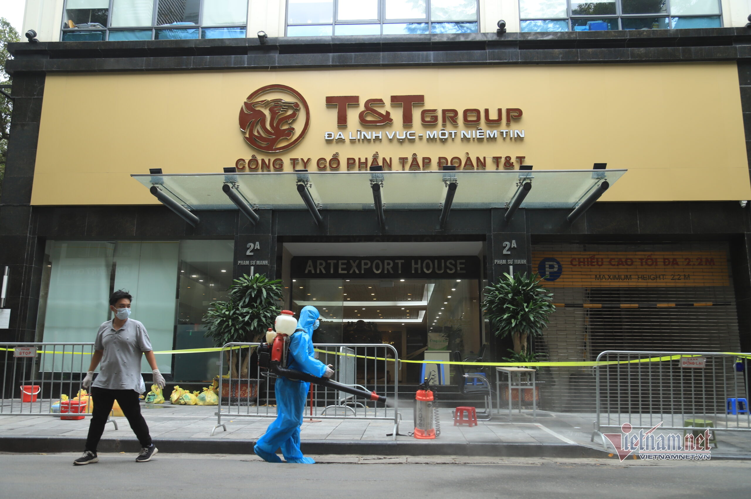 Hà Nội: Từ 12 giờ 25/5, dừng hoạt động nhà hàng, cà phê, cắt tóc…