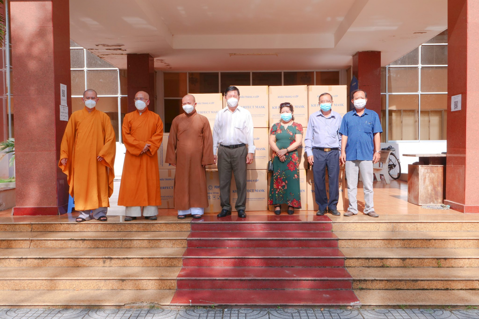 Tu viện Kim Cang hỗ trợ vật tư thiết bị y tế phục vụ công tác phòng, chống dịch Covid – 19