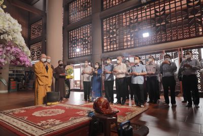 Lãnh đạo TP.Hà Nội tặng lẵng hoa chúc mừng Giáo hội Phật giáo nhân 40 năm thành lập