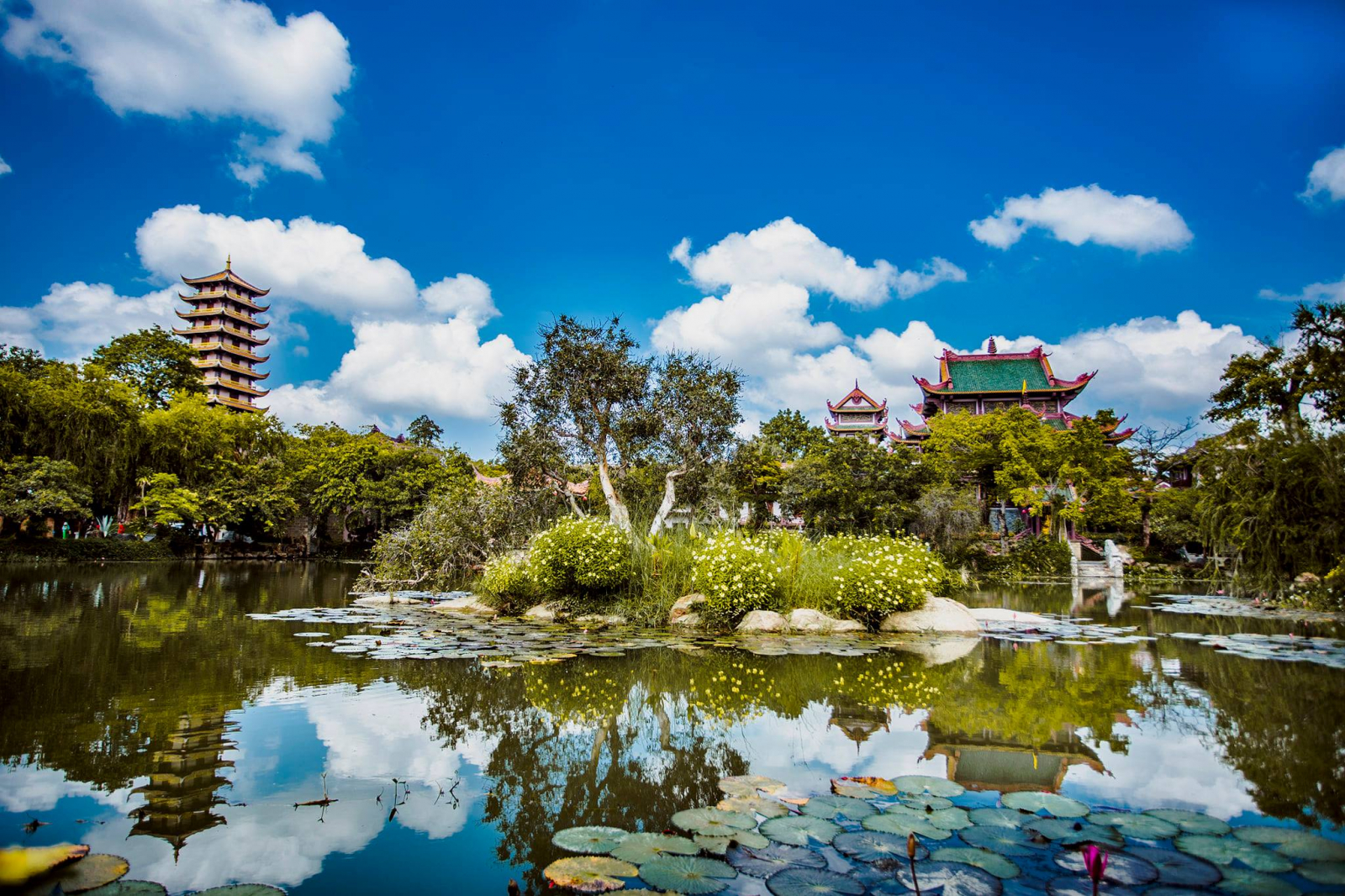 Ngắm ngôi chùa được ví là “Phượng Hoàng Cổ Trấn” của Việt Nam