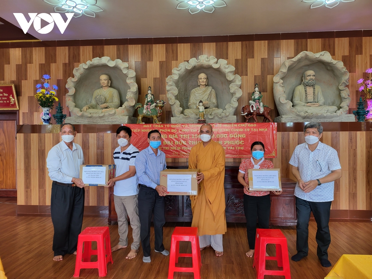 Một tu sĩ ở Tiền Giang tặng 1.000 túi thuốc hỗ trợ điều trị Covid-19 tại nhà