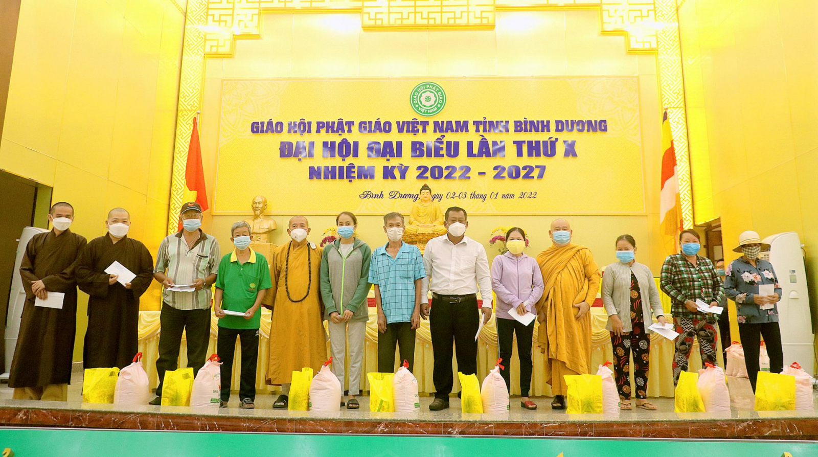 Phật giáo Bình Dương trao quà đến bà con khó khăn trước thềm Đại hội