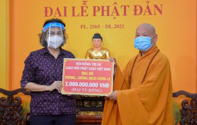TƯ Giáo hội Phật giáo trao 2 tỷ đồng hỗ trợ phòng, chống dịch Covid-19 tại TP. HCM