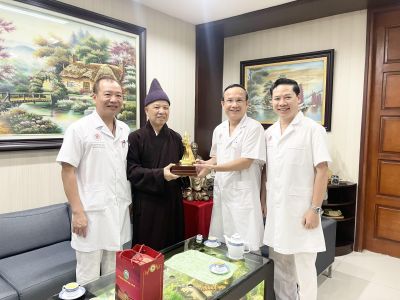 “Lãnh đạo Bệnh viện 108 luôn mong muốn Hoà thượng tới chia sẻ nhiều hơn về kiến thức Phật Pháp cho đội ngũ các y bác sĩ”.