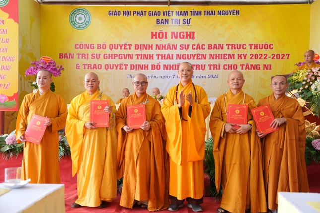 Thượng tọa Thích Nguyên Thành đã trao quyết định