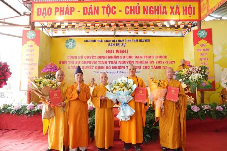 Thái Nguyên: Trao quyết định nhân sự các ban chuyên môn và bổ nhiệm trụ trì 5 cơ sở tự viện