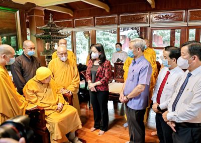Phó Chủ tịch nước thăm Trưởng lão Hòa thượng Thích Thanh Từ