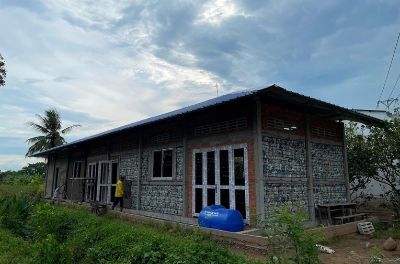 Sư thầy làm trường học cho học sinh bằng vỏ chai nhựa tái chế