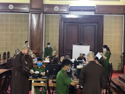 Tăng Ni sinh Học viện Phật giáo tại Hà Nội hăng hái làm thẻ căn cước công dân