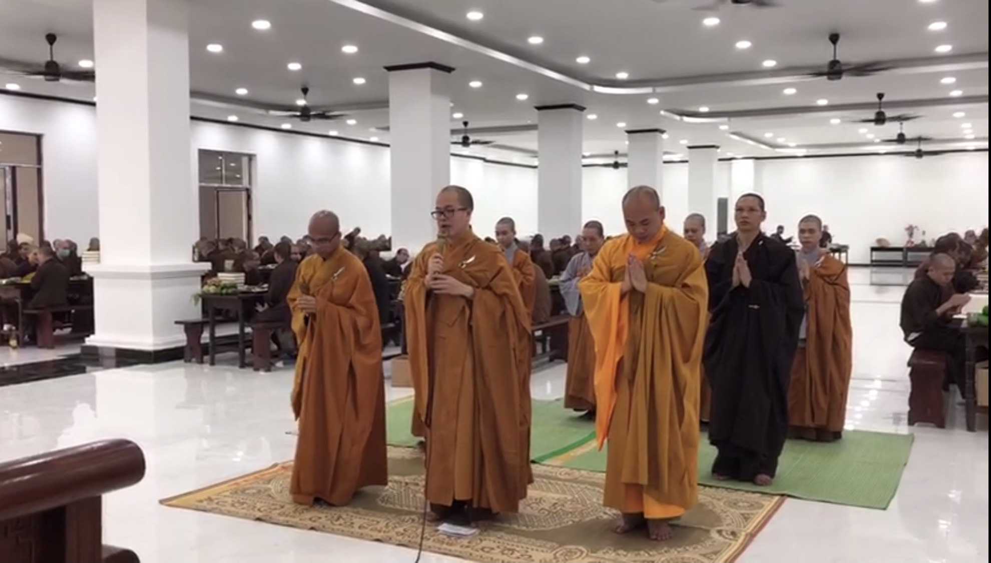 Nhiều  Tăng Ni, Phật tử khắp nơi cúng dàng trường hạ Học viện Phật giáo Hà Nội