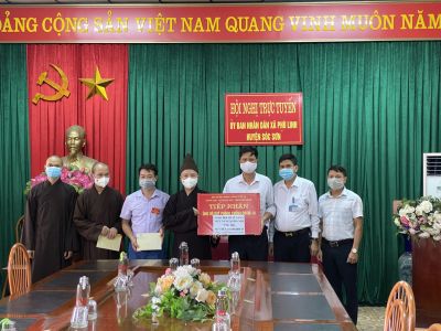 HT Thích Thanh Quyết thăm và tặng quà các chốt kiểm soát dịch bệnh Covid-19 tại Sóc Sơn