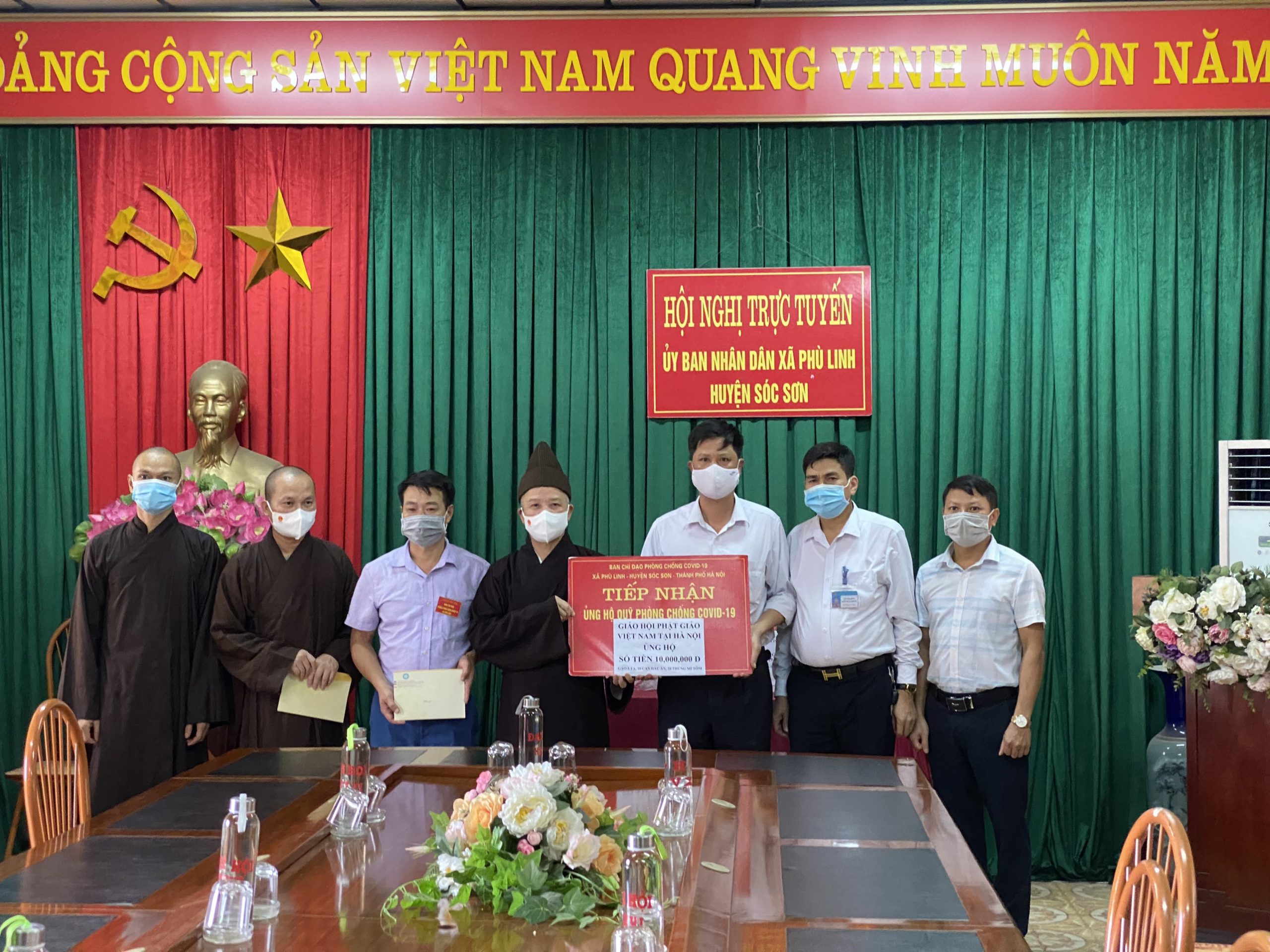 HT Thích Thanh Quyết thăm và tặng quà các chốt kiểm soát dịch bệnh Covid-19 tại Sóc Sơn