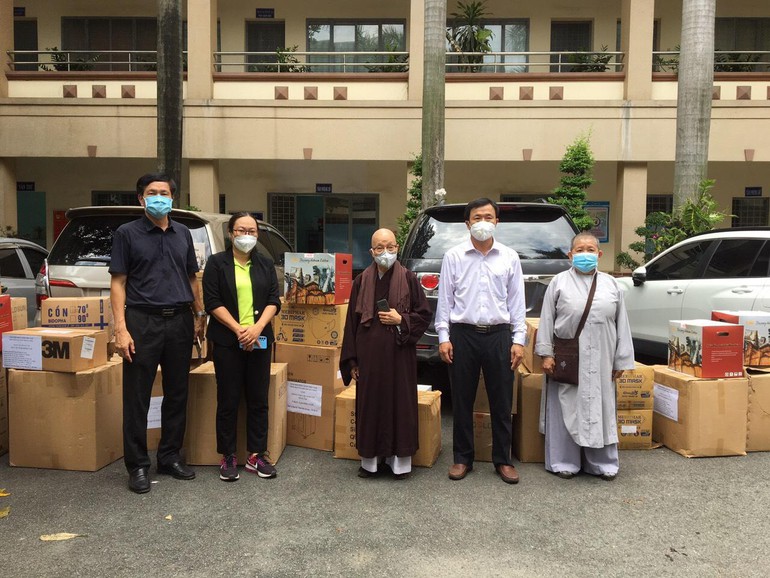 Gần 2,3 tỷ đồng Phân ban Ni giới TƯ trao tặng vật tư, thiết bị y tế cho tuyến đầu chống dịch
