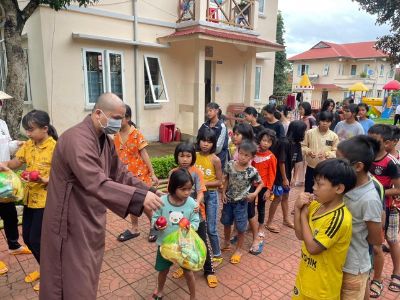 Ấm áp đêm Trung thu tại các ngôi chùa, khu cách ly