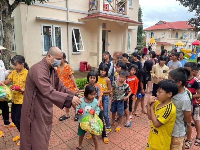 Ấm áp đêm Trung thu tại các ngôi chùa, khu cách ly