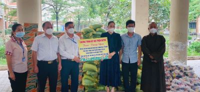 Đồng Nai: Chùa Tam Bảo tặng quà đến bà con trong mùa dịch