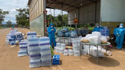 Kon Tum: Ban từ thiện PGVN tỉnh hỗ trợ suất ăn cho bà con về quê