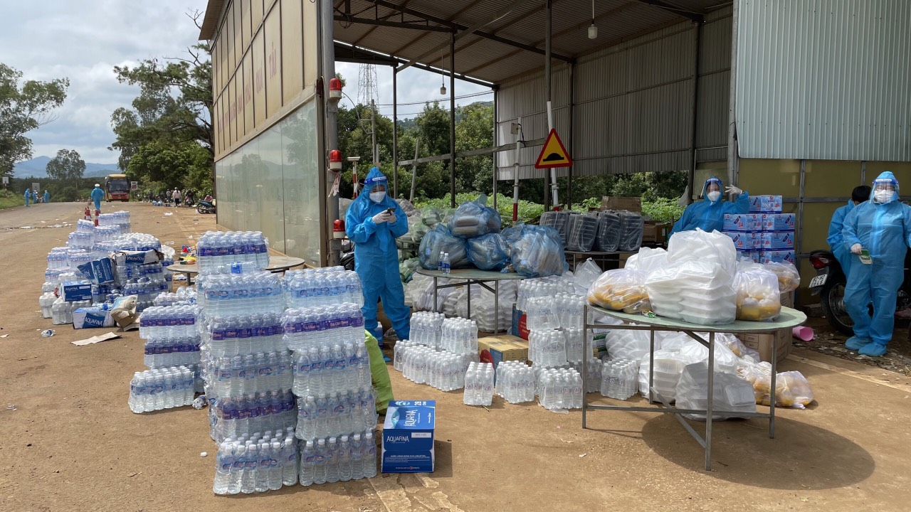 Kon Tum: Ban từ thiện PGVN tỉnh hỗ trợ suất ăn cho bà con về quê