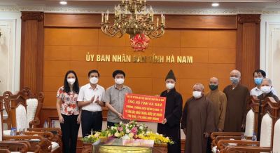 Phật giáo tỉnh Hà Nam trao 370 triệu đồng ủng hộ phòng, chống dịch Covid19.