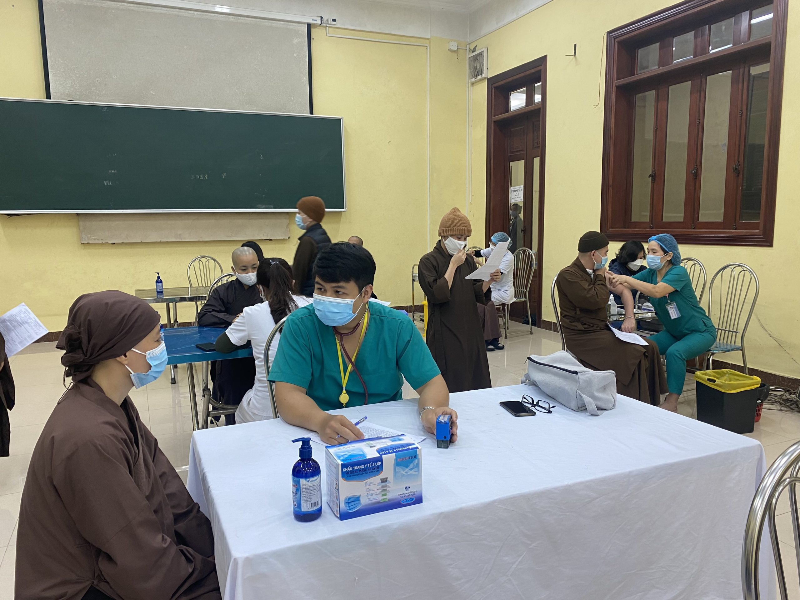Tăng Ni sinh Học viện Phật giáo Hà Nội tham gia tiêm vaccine phòng Covid-19