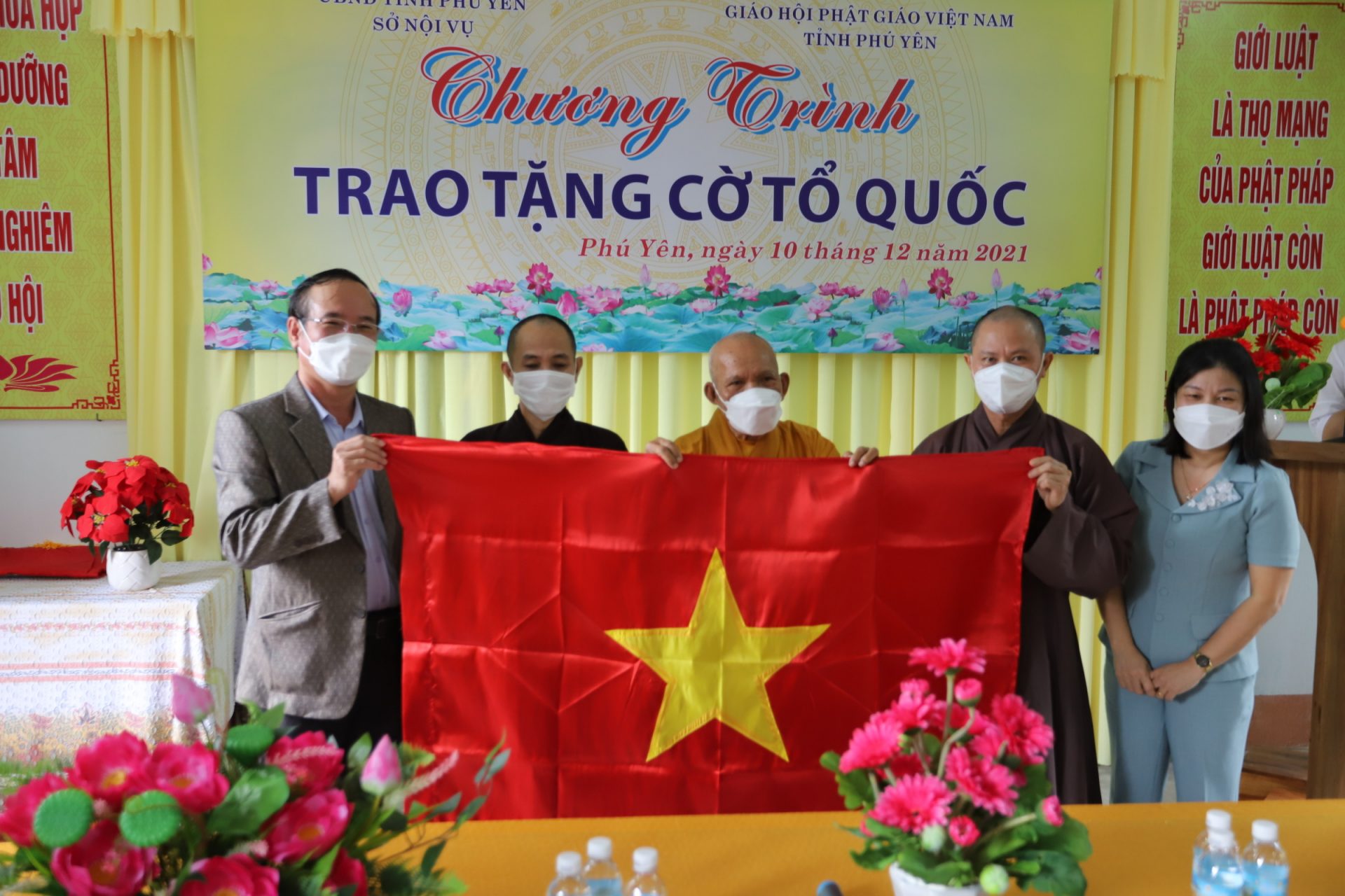 Phú Yên: Sở Nội vụ trao cờ Tổ quốc cho Ban Trị sự tỉnh