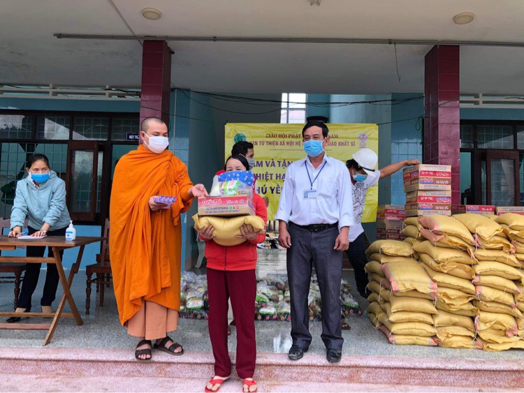 Bình Định: Ban TTXH Hệ phái Phật giáo Khất sĩ chia sẻ 1.000 suất quà cho bà con khó khăn khắc phục sau mưa lũ