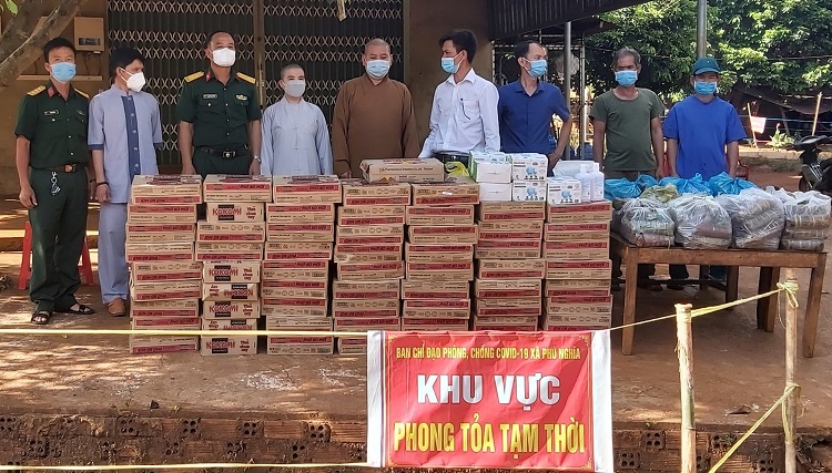 Bình Phước: Chùa Vạn Hạnh hỗ trợ người dân khu vực phong tỏa thôn Bù Cà Mau xã Phú Nghĩa