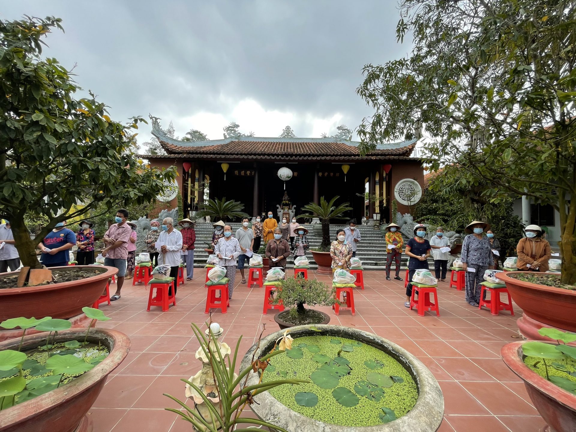 Tiền Giang: Chùa Sắc tứ Long An tặng quà từ thiện nhân dịp đầu năm mới 2022