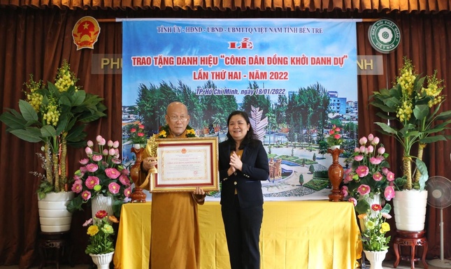 Hòa thượng Thích Như Niệm nhận Danh hiệu Công dân Đồng Khởi danh dự ảnh 1