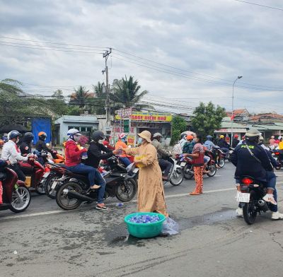 Long An: Tặng hàng ngàn chai nước miễn phí cho bà con từ quê lên TP.HCM sau kỳ nghỉ Tết
